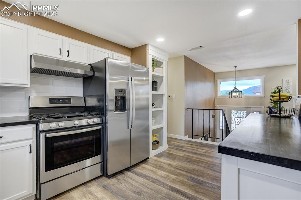 Image 12 of 47: Stainless Appliances