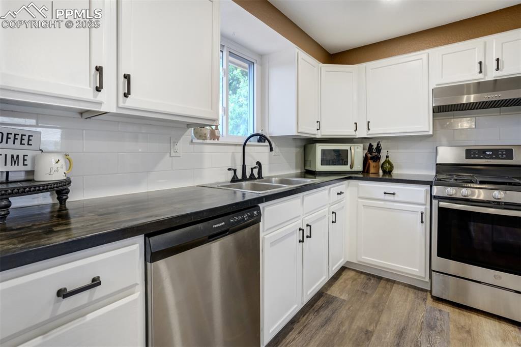 Image 16 of 47: Kitchen