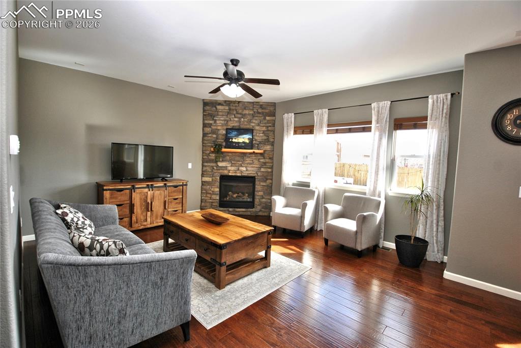 Image 3 of 40: Living Room