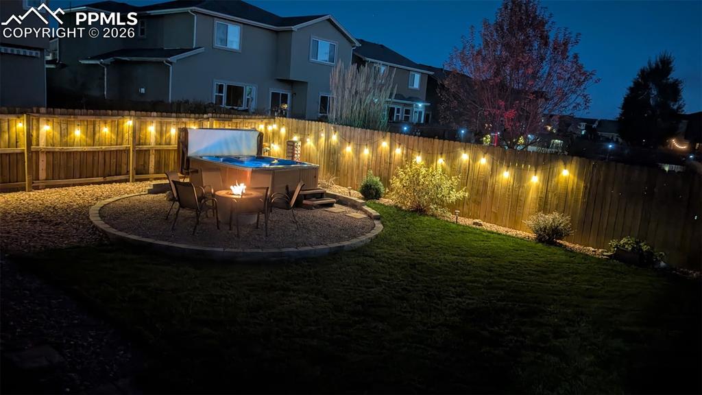 Image 30 of 40: Yard