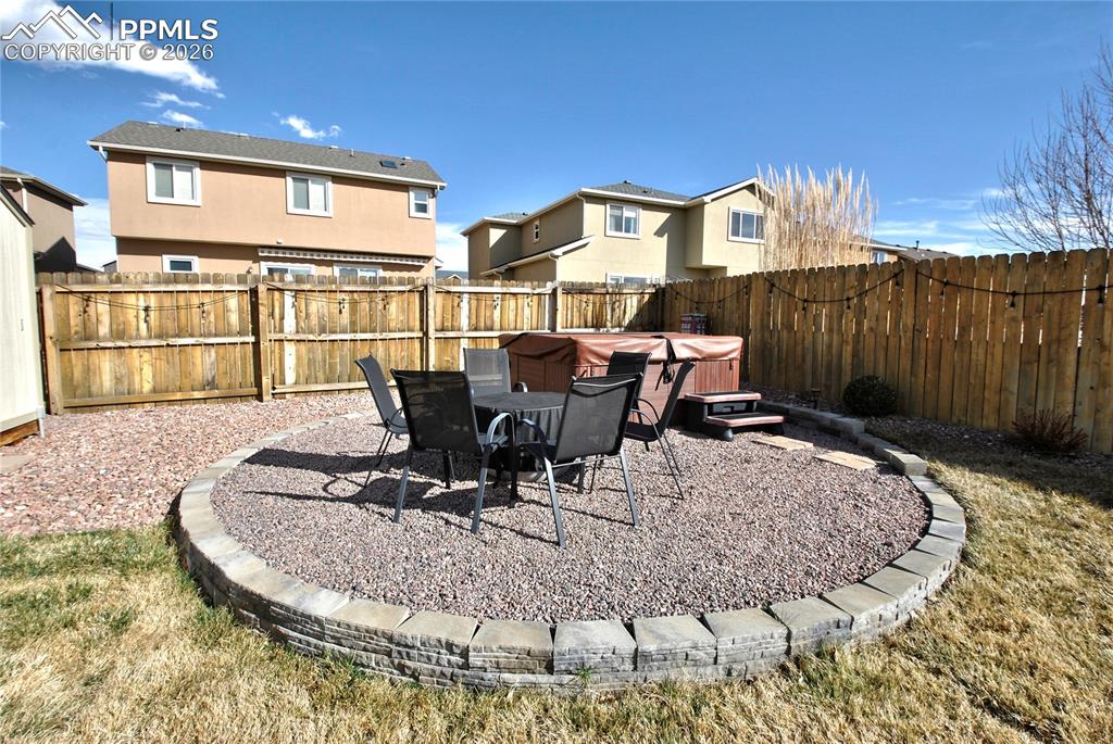 Image 35 of 40: Yard