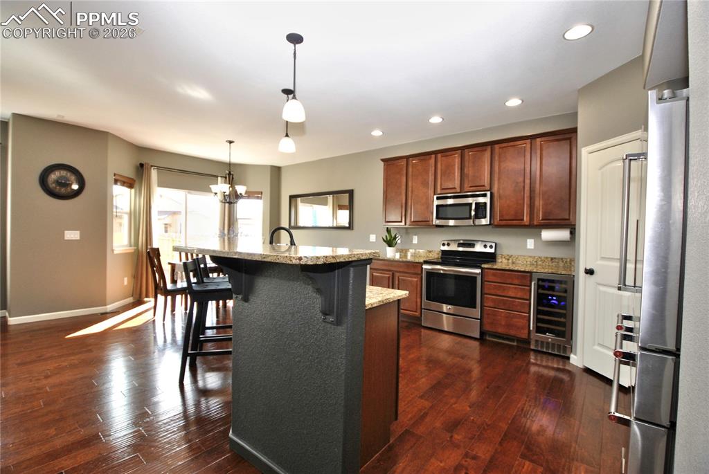 Image 7 of 40: Kitchen