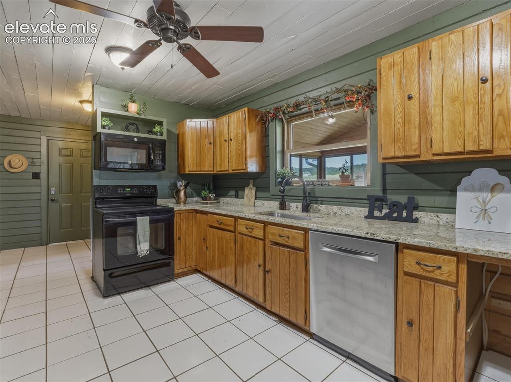 Image 10 of 44: Kitchen