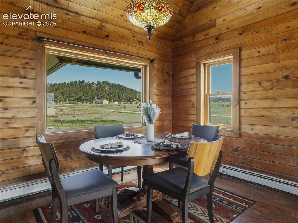 Image 7 of 44: Dining Area