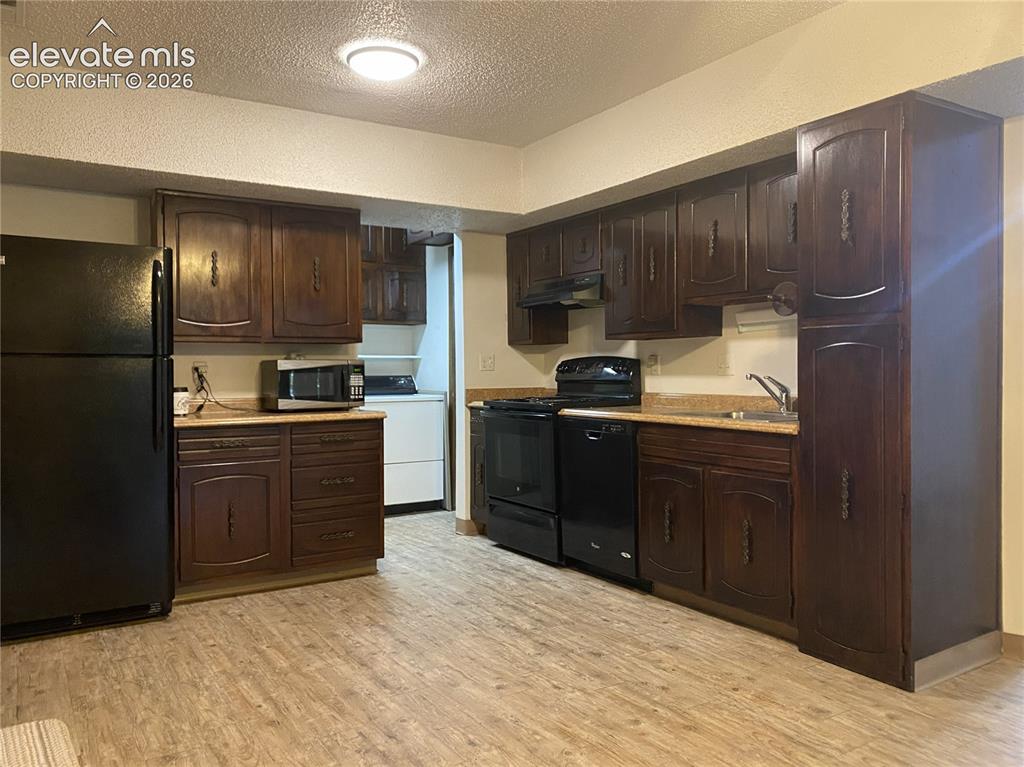 Image 11 of 25: Kitchen