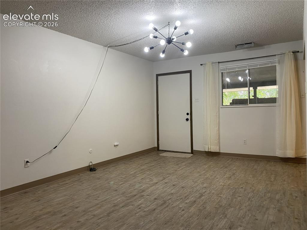 Image 14 of 25: Living Room