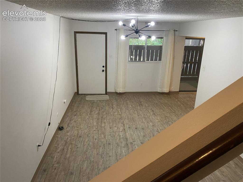 Image 19 of 25: Living Room