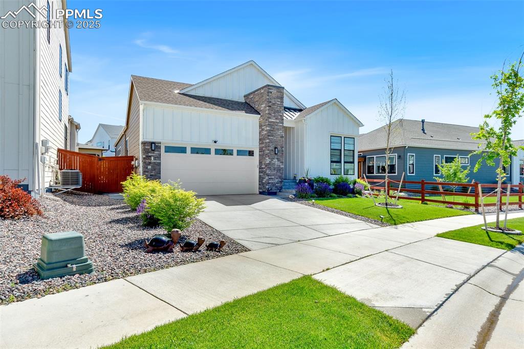 Image 4 of 49: Front of Structure