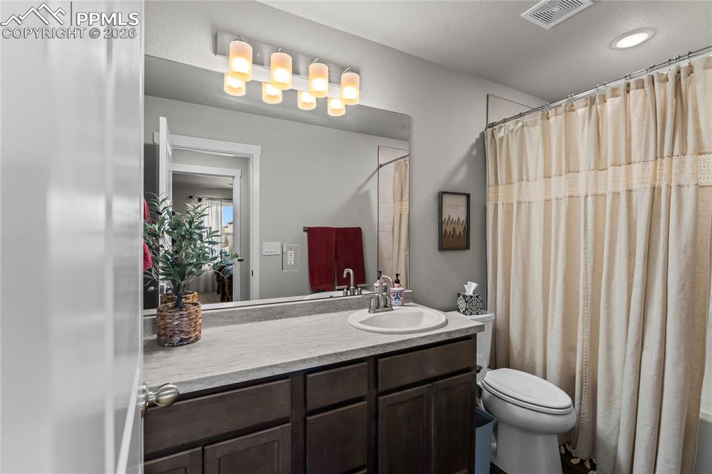 Image 21 of 46: Bathroom