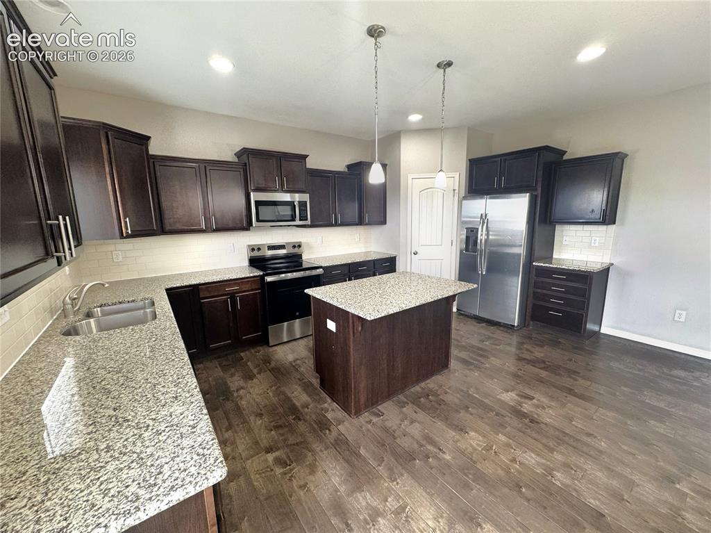 Image 15 of 48: Kitchen