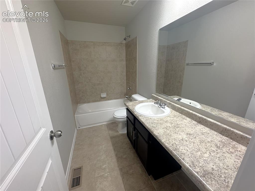 Image 34 of 48: Bathroom