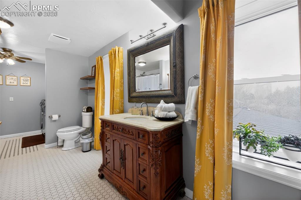 Image 19 of 49: Bathroom