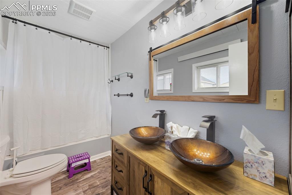 Image 34 of 49: Bathroom