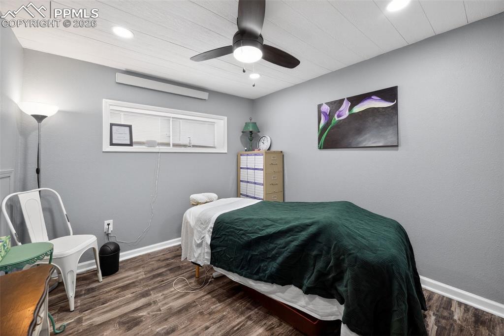 Image 36 of 49: Bedroom