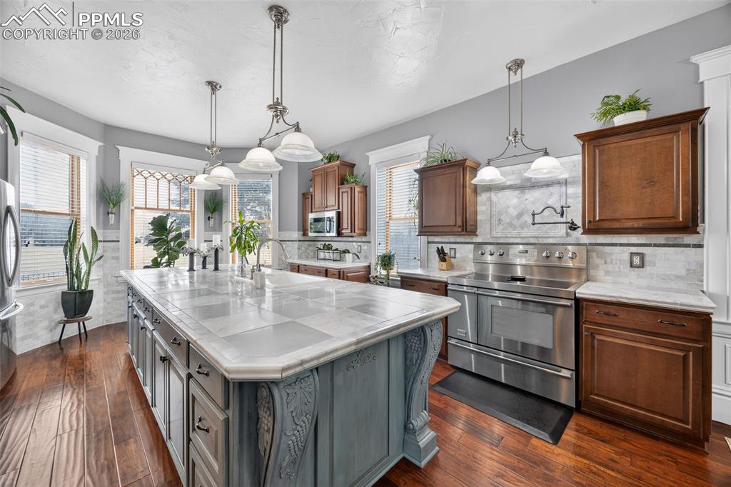 Image 6 of 49: Kitchen