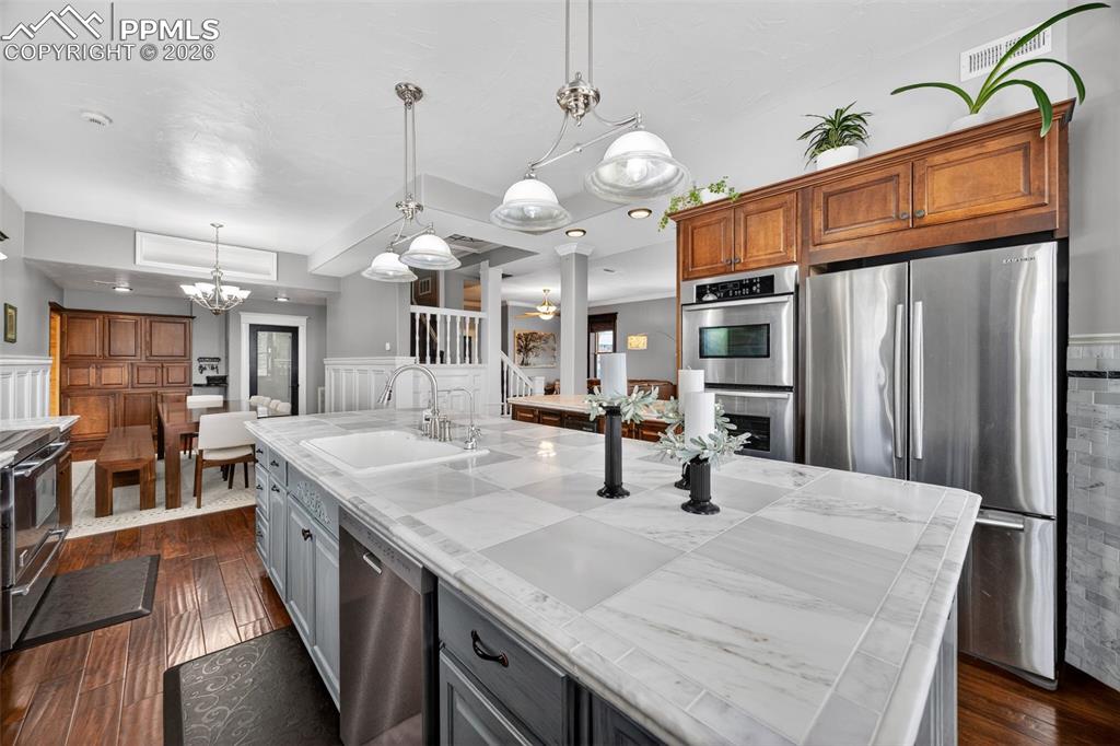 Image 7 of 49: Kitchen