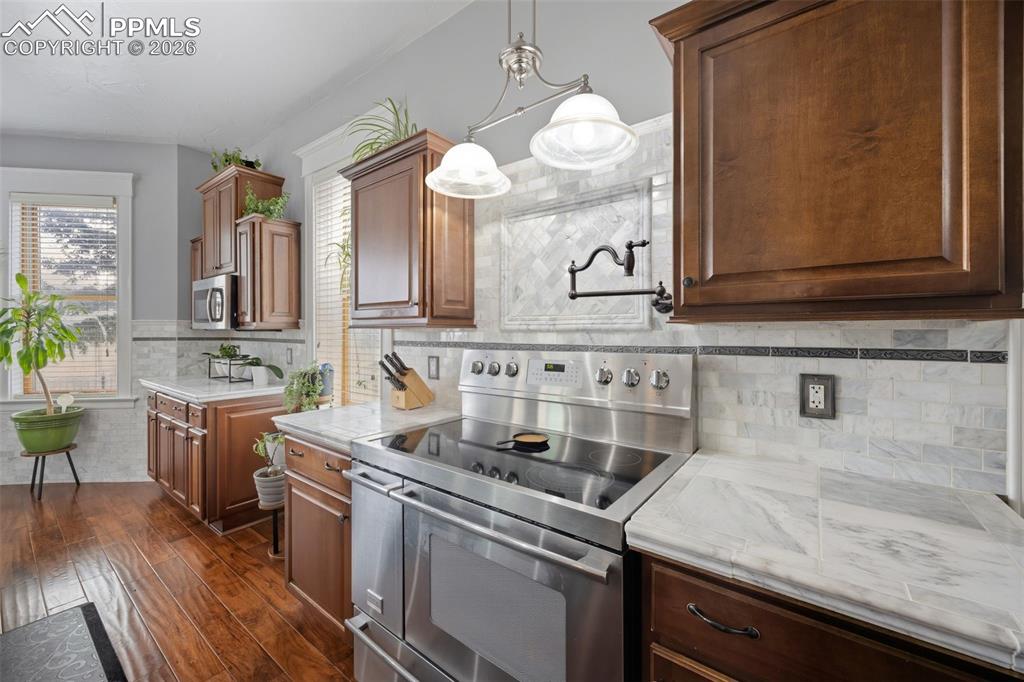 Image 9 of 49: Kitchen