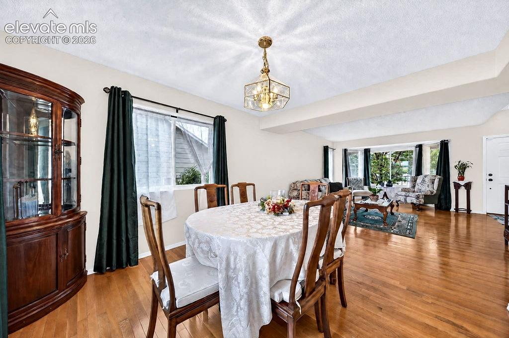 Image 15 of 50: Dining Area