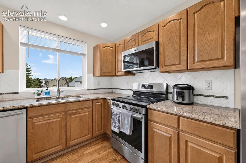 Image 17 of 50: Kitchen