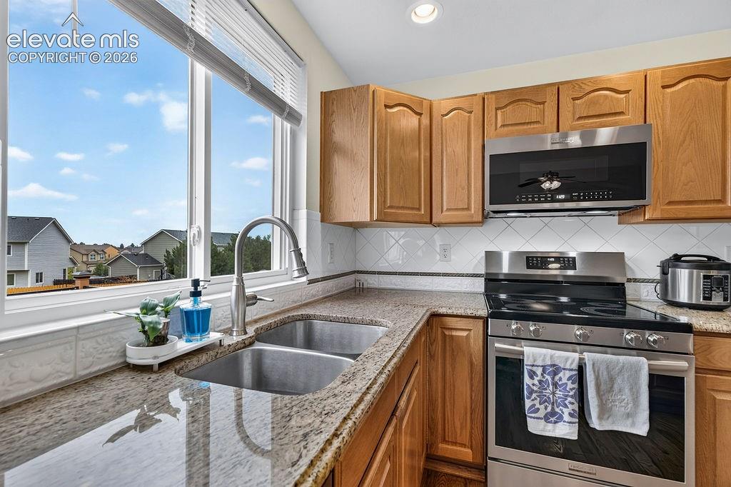 Image 18 of 50: Kitchen