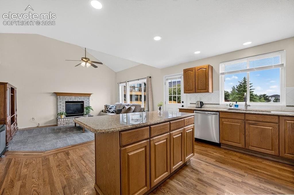 Image 19 of 50: Kitchen
