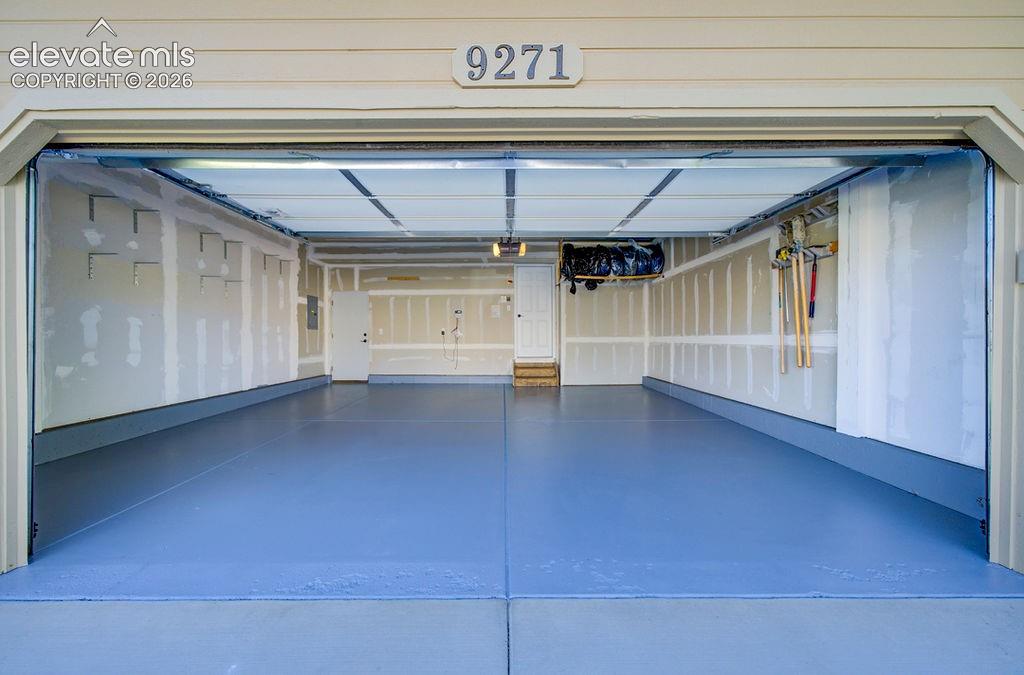 Image 43 of 50: Garage
