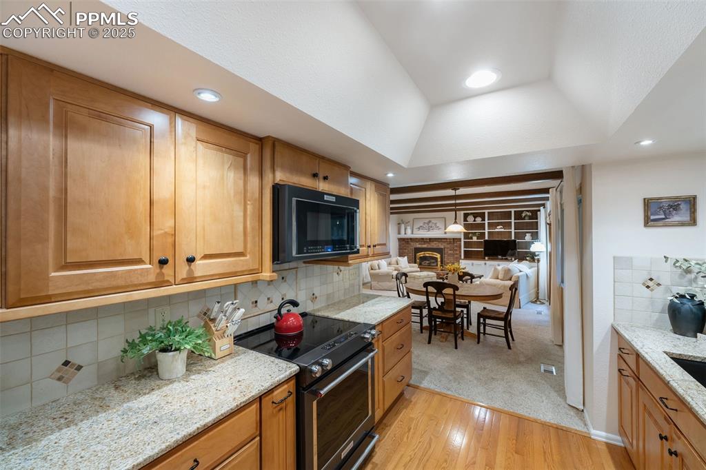 Image 10 of 50: Kitchen