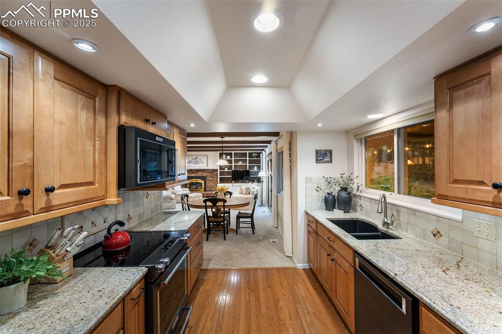 Image 11 of 50: Kitchen