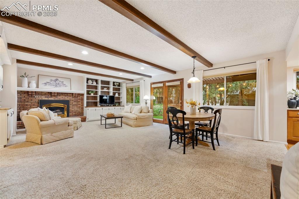 Image 14 of 50: Dining Area