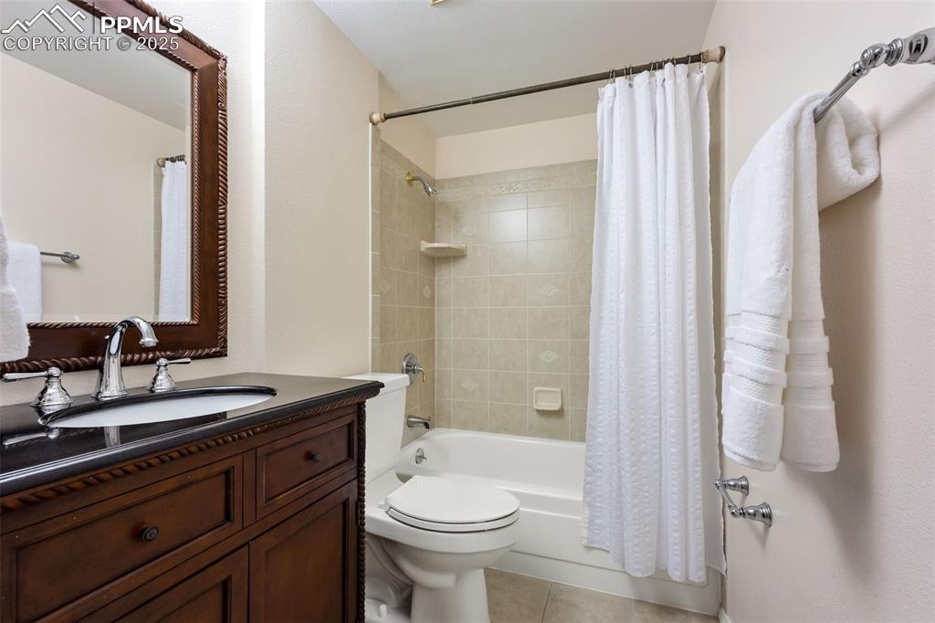 Image 30 of 50: Bathroom