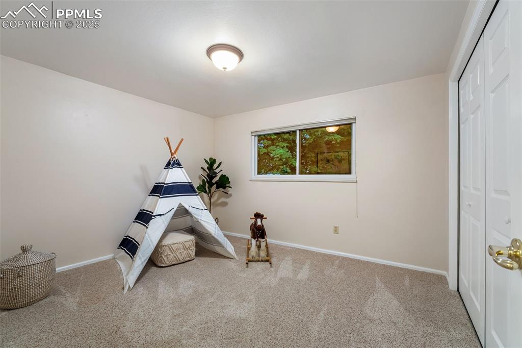 Image 31 of 50: Bedroom