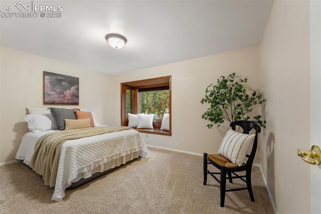 Image 33 of 50: Bedroom