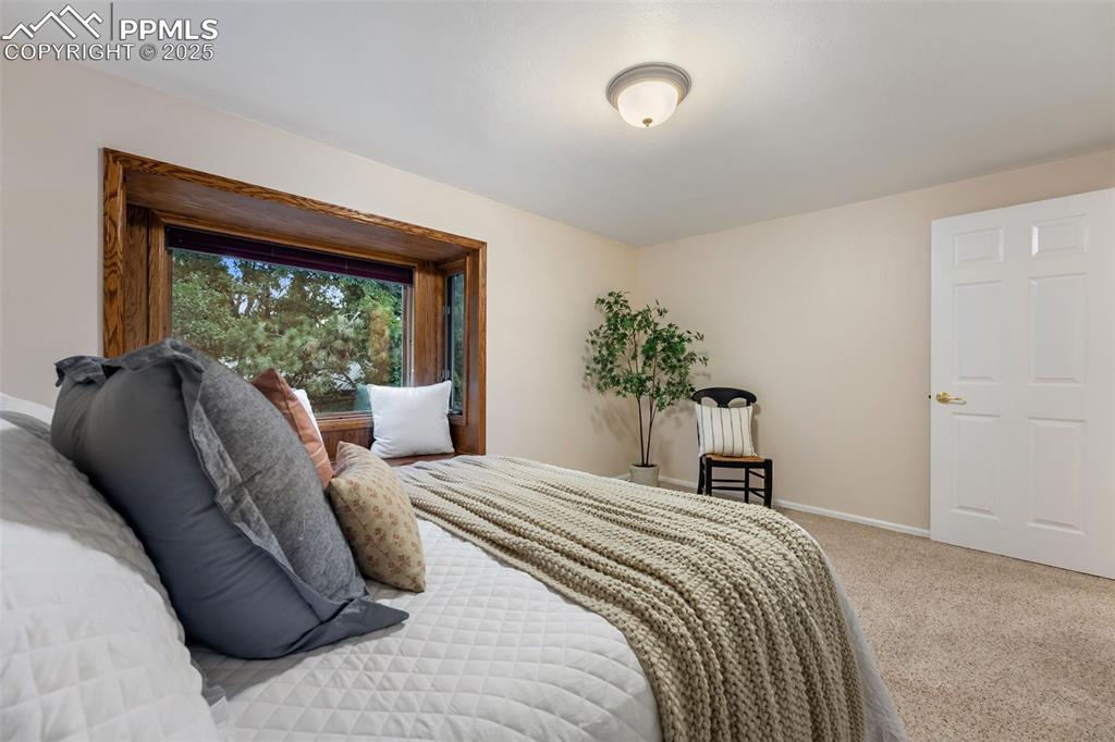 Image 34 of 50: Bedroom