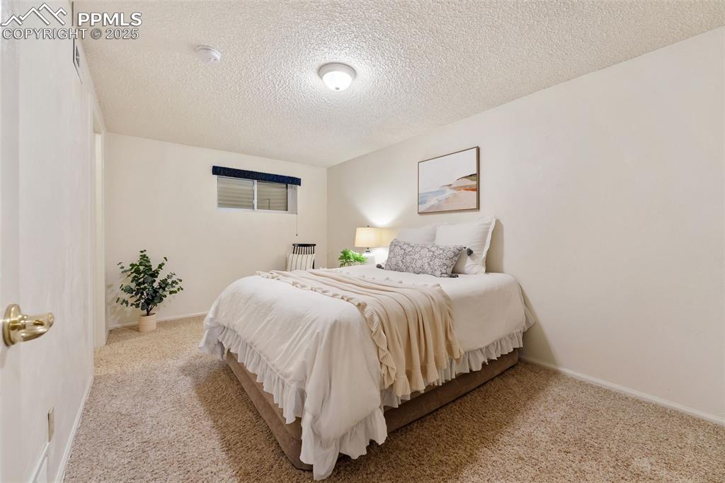 Image 39 of 50: Bedroom