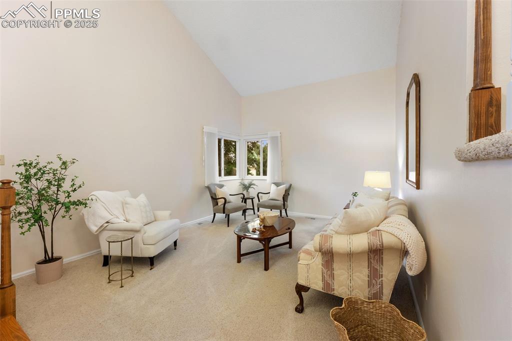 Image 4 of 50: Living Room