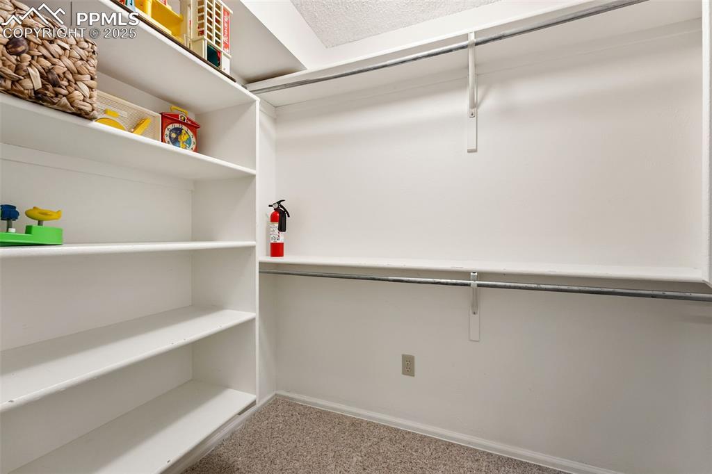 Image 41 of 50: Closet