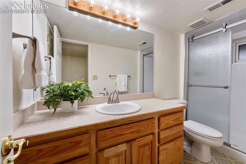 Image 42 of 50: Bathroom