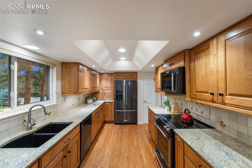 Image 8 of 50: Kitchen