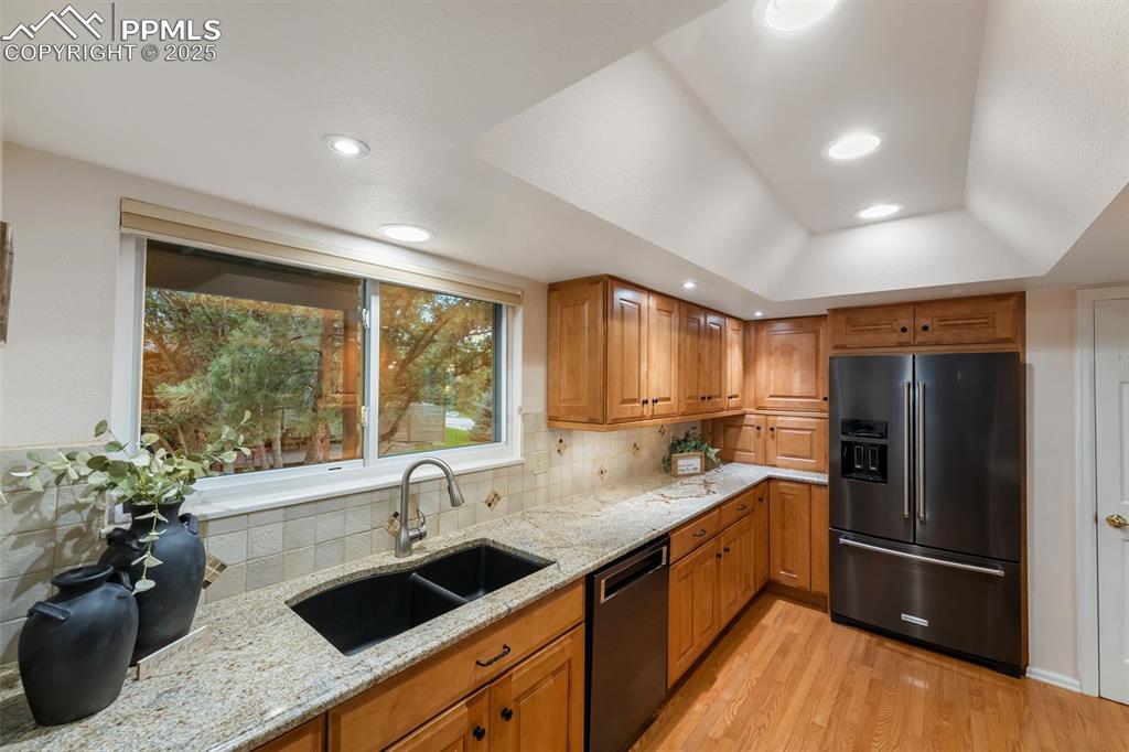 Image 9 of 50: Kitchen
