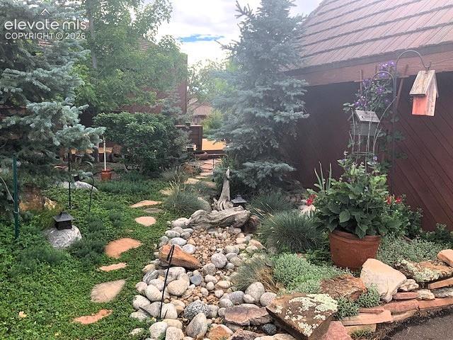 Image 35 of 37: Yard