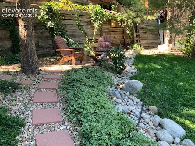 Image 4 of 37: Yard