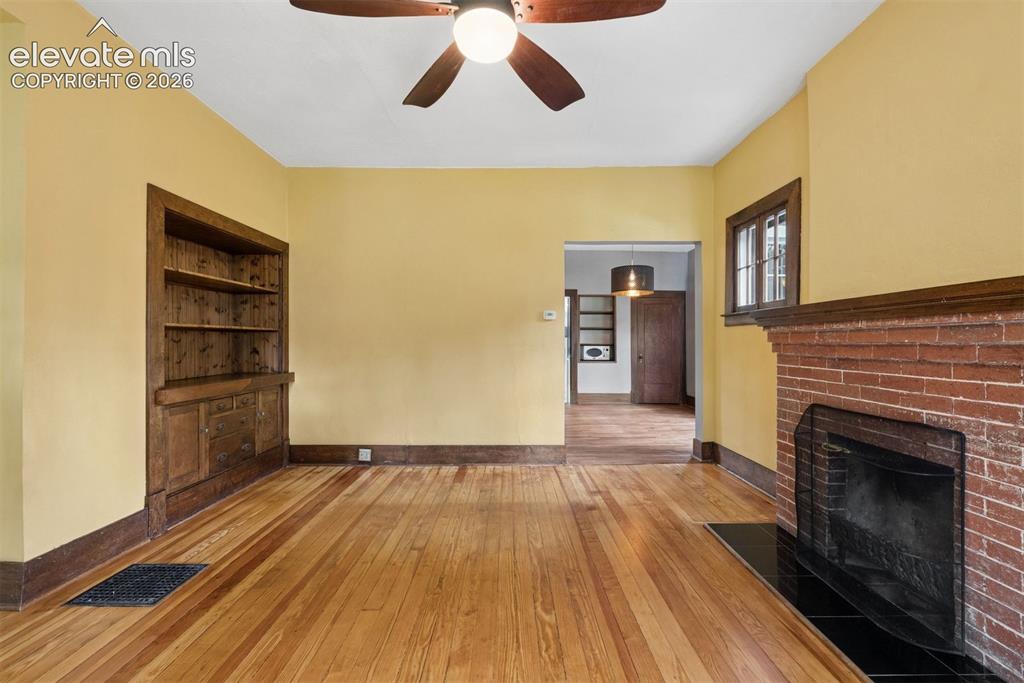 Image 17 of 50: Living Room