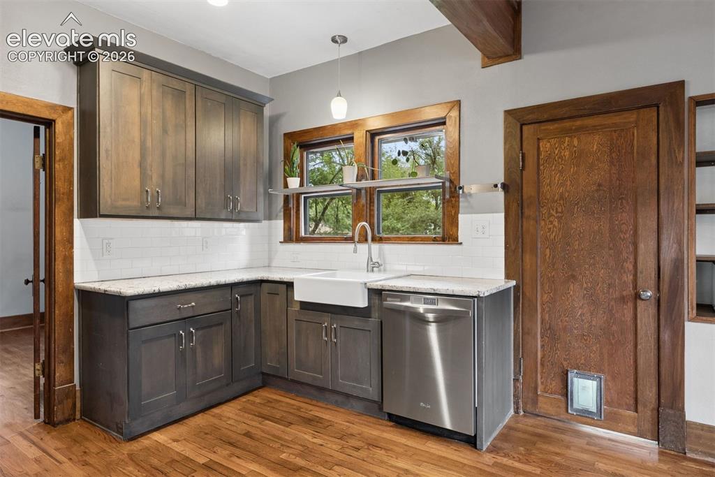 Image 19 of 50: Kitchen