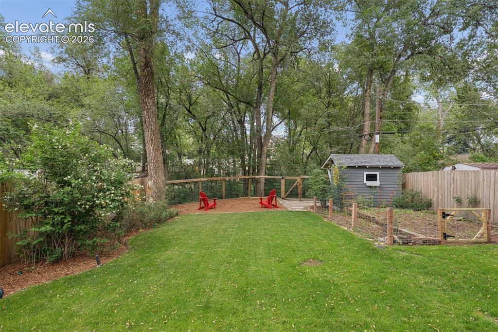 Image 41 of 50: Yard