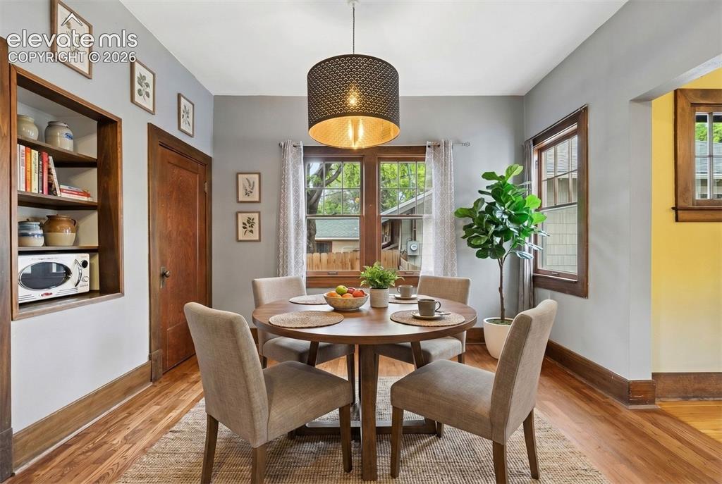 Image 5 of 50: Dining Area