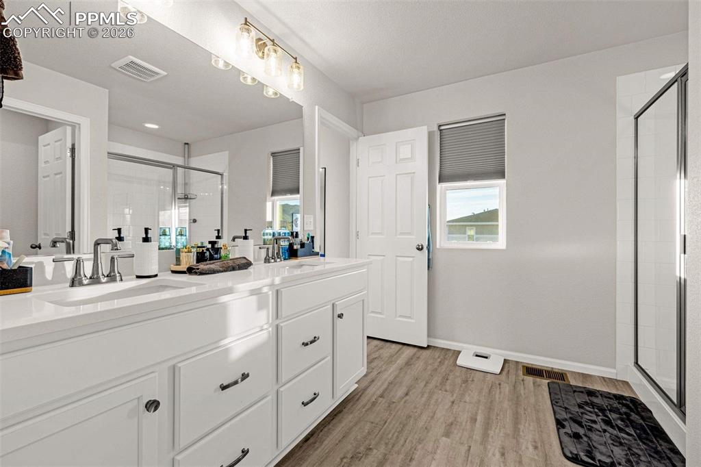 Image 16 of 37: Bathroom