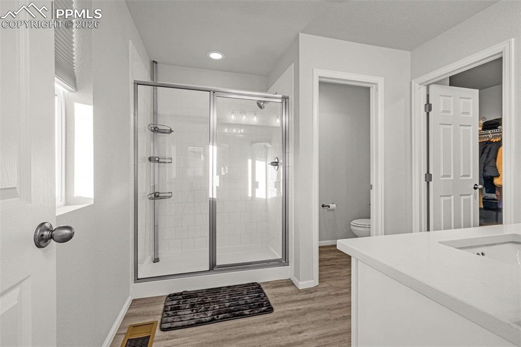 Image 18 of 37: Bathroom