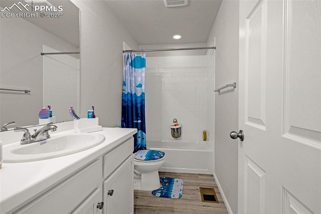 Image 21 of 37: Bathroom