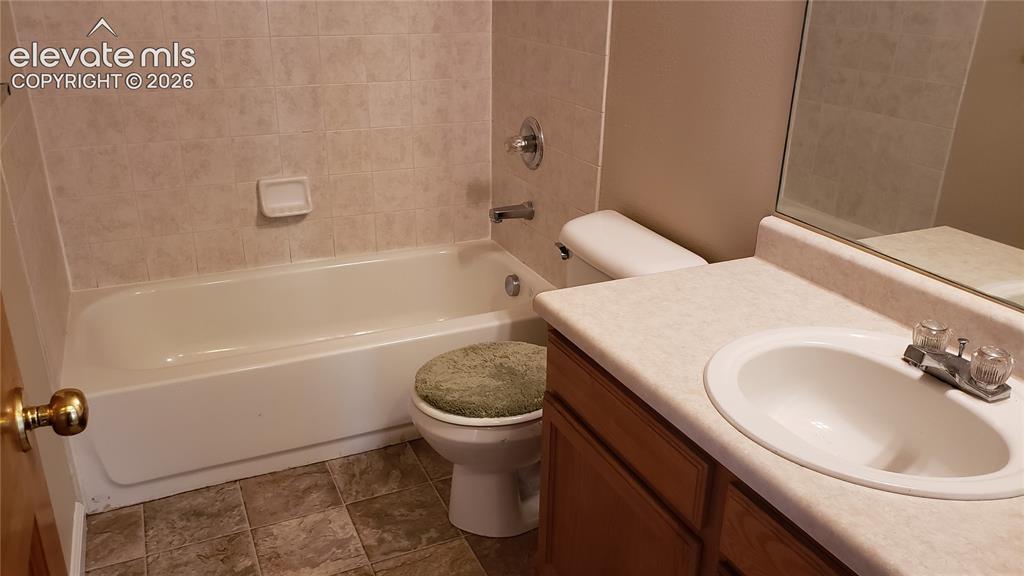 Image 10 of 13: Bathroom
