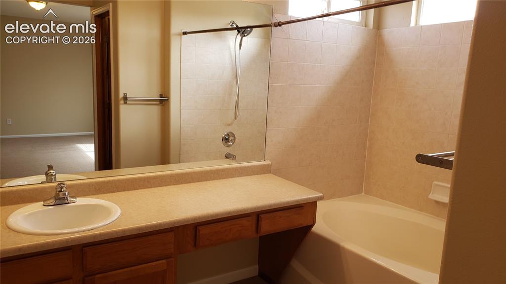 Image 11 of 13: Bathroom